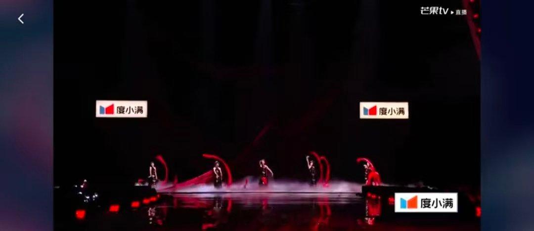 张月团第一个出场乘风2026乘风2026四公团秀，张月团打头阵表演《锁》，全开麦