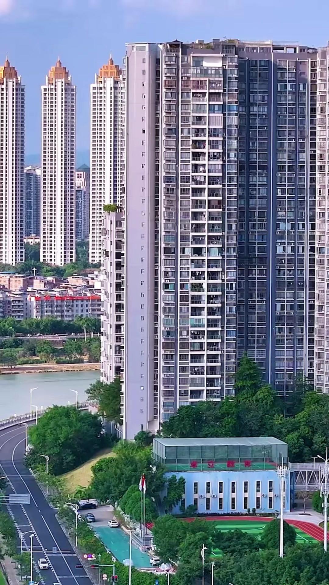 1️⃣秋天的银川，有一段思念流淌在心中，问伊人归期，问月圆。

2️⃣柳沙的秋天