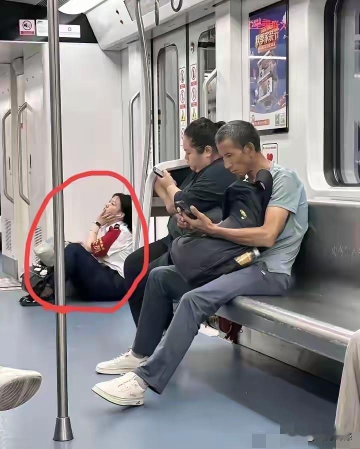 车上的工作人员有座不坐，为什么要坐在地上？看到这样的画面，感觉非常的不协调，也非