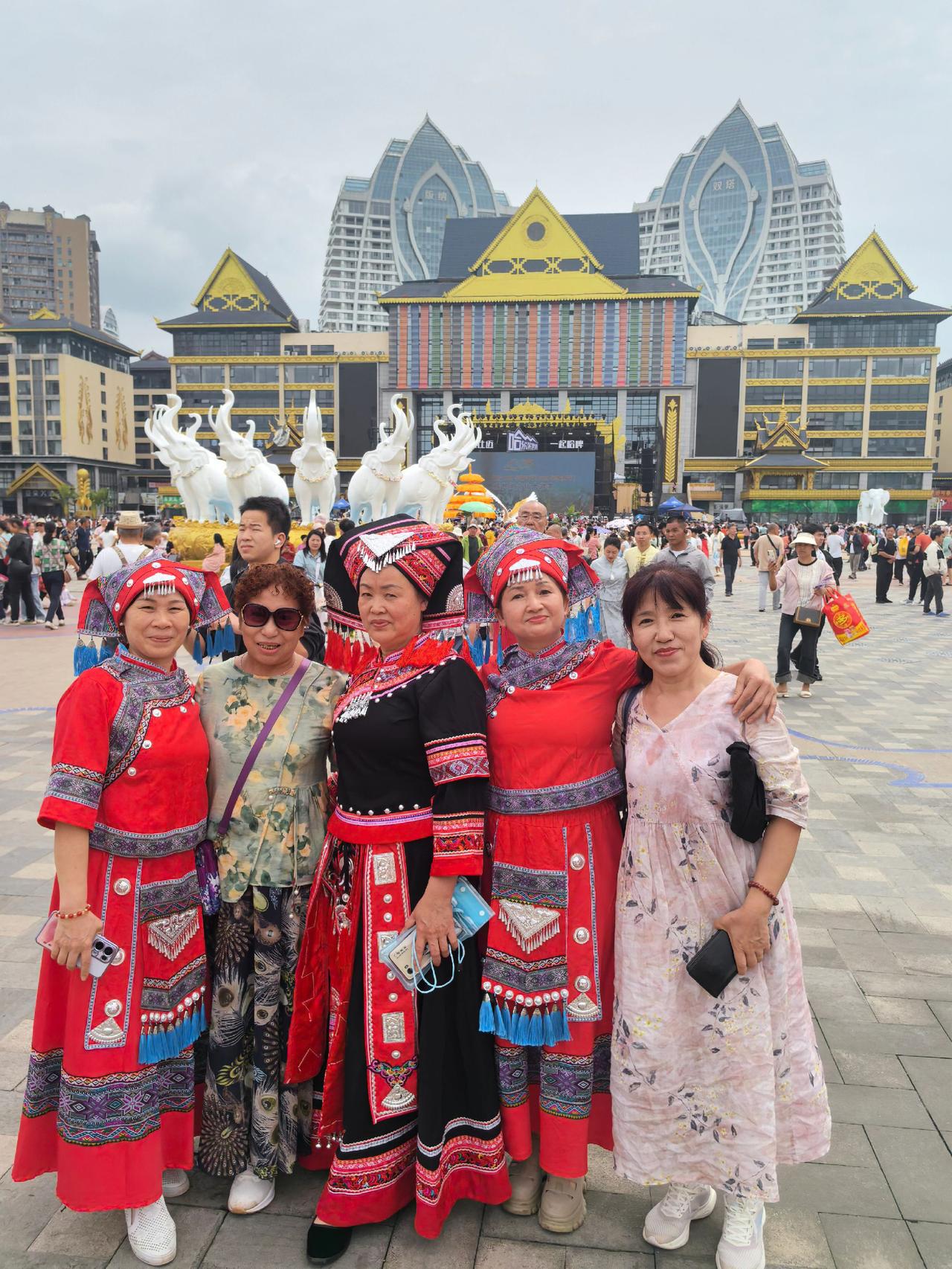 山楂团队派出3名壮族代表，参加西双版纳泼水节巡游活动，广受当地群众欢迎，争先恐后