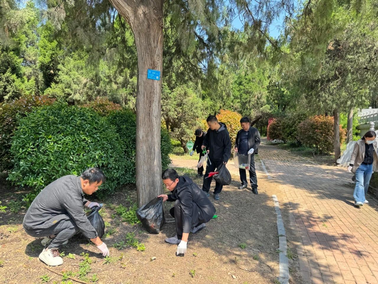 鲁西南红色教育中心开展“卫生死角大整治 政绩观教育深践行”主题党日活动


  