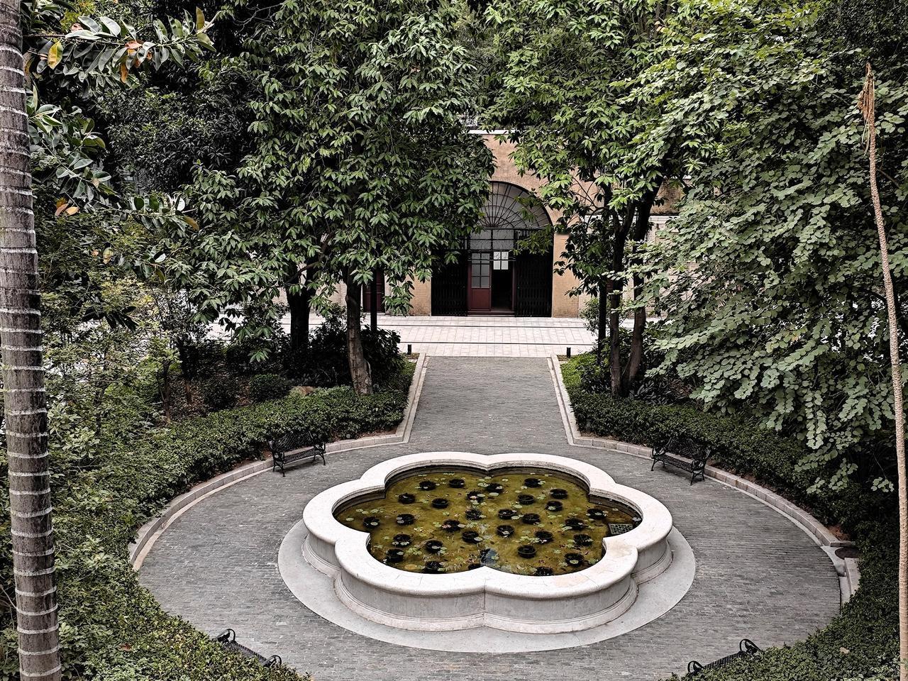 团一大广场旁那栋红色的洋楼，除了是省港大罢工纪念馆之外，还是广州名园“东园”的遗