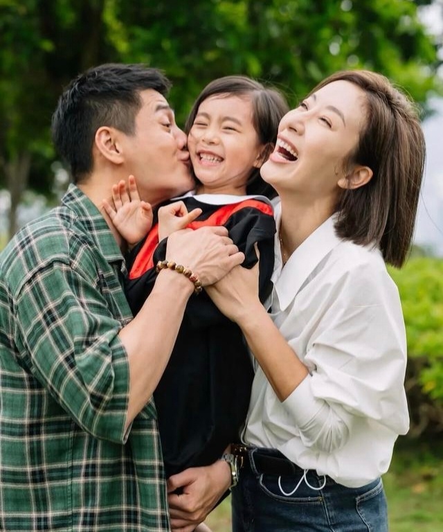 杨怡罗仲谦一家四口拍全家福，对镜露出灿烂笑容，看起来好欢乐，互动画面好有爱 ​​