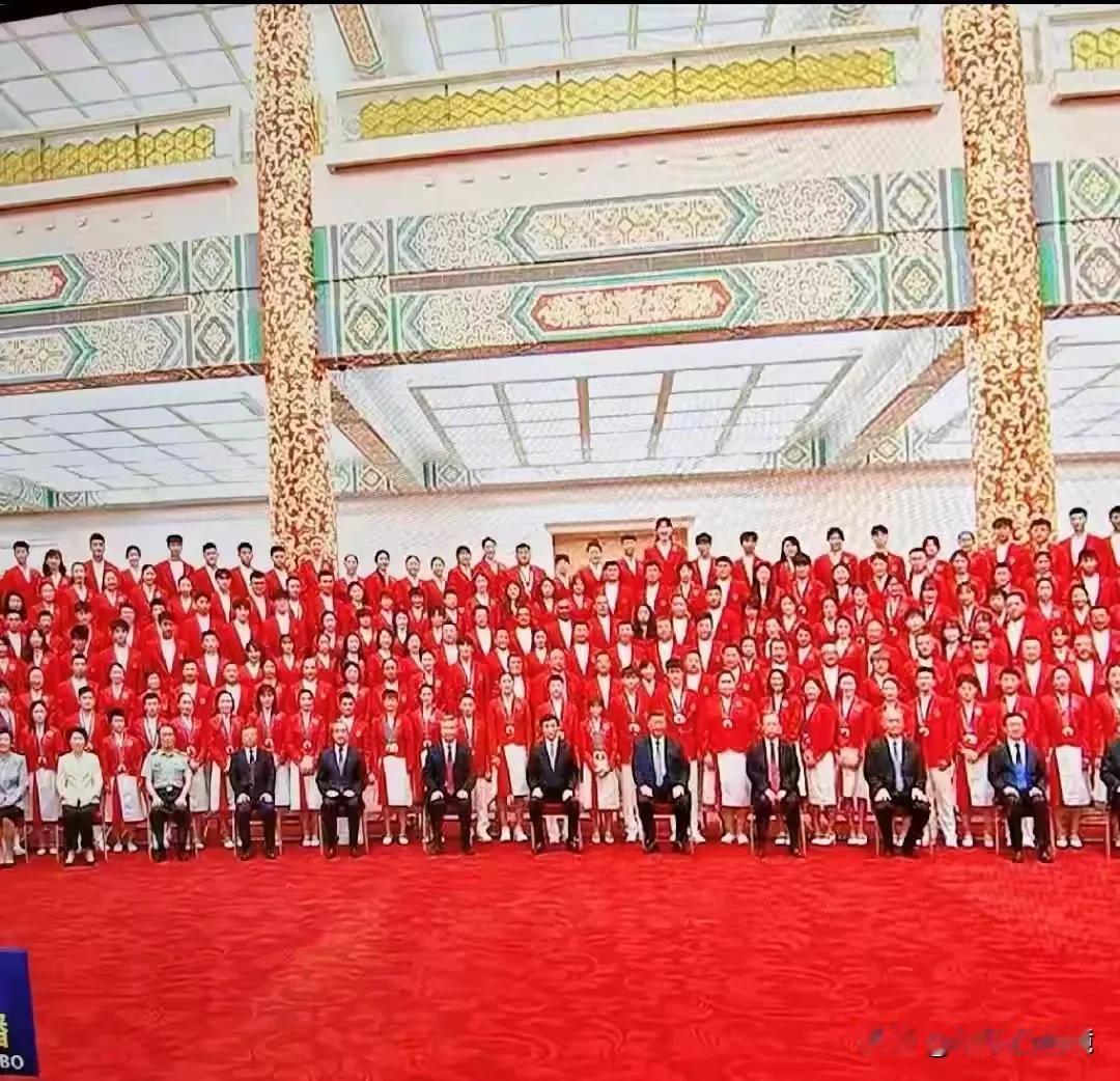 红彤彤的一片，真是红红火火呀，这一次中国奥运代表团收获满满，在总结表彰大会上，看