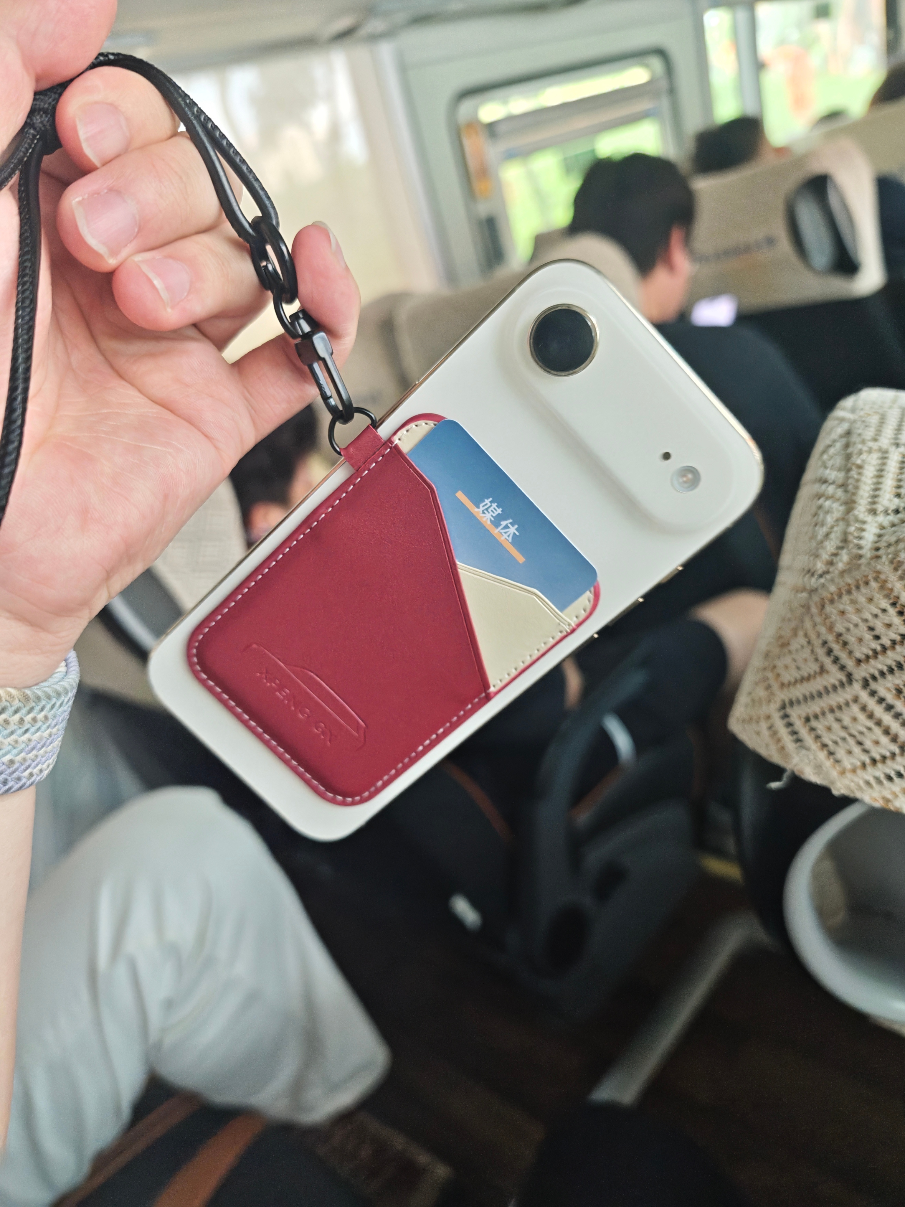 小鹏发布会这个卡包真不错，支持magsafe，和我的iPhone Air绝配