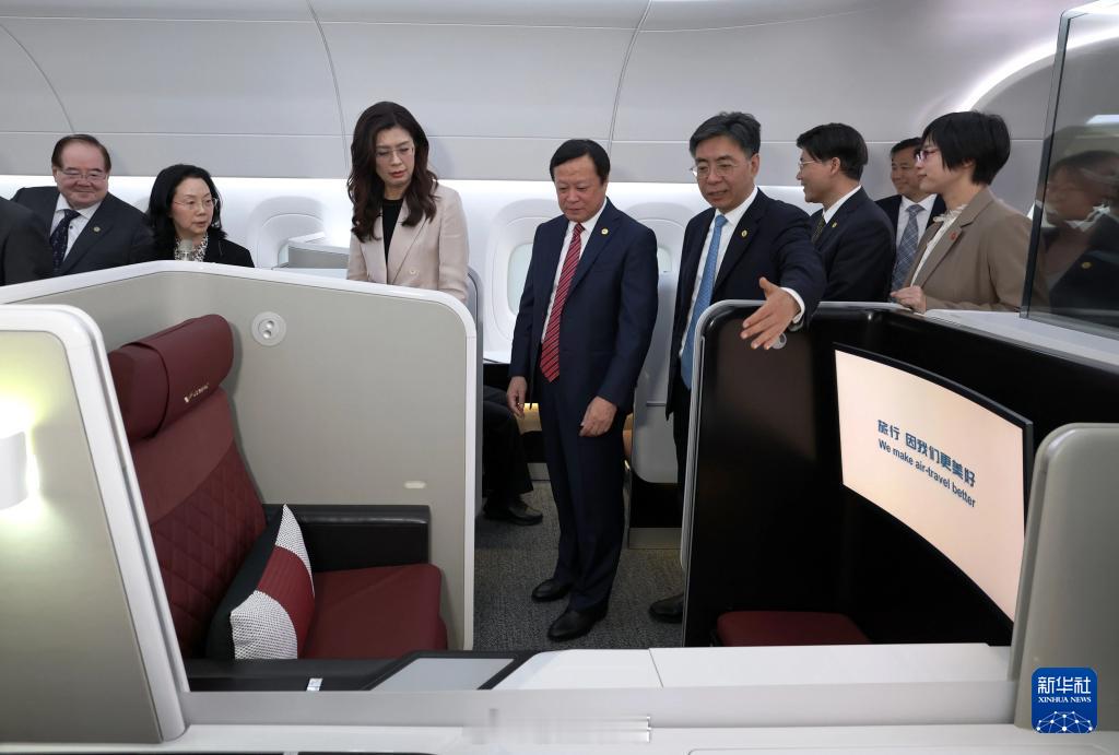 郑丽文昨天上午参观上飞院，登上C919、C929展示样机，下午搭乘厦航MF856