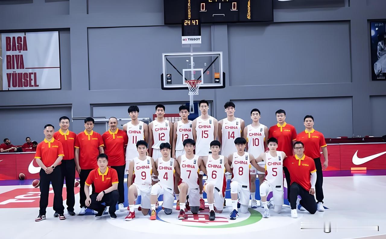 U18男篮整体表现喜忧参半，很难简单用满意或者失望概括。队员敢打敢拼，对抗积极性