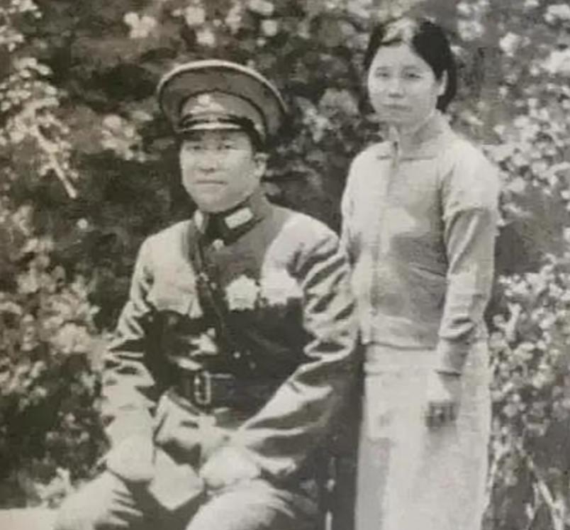 1947 年 2 月 8 日，重庆杨家山监狱，凌晨的铁门被一脚踹开，几名狱卒冲进