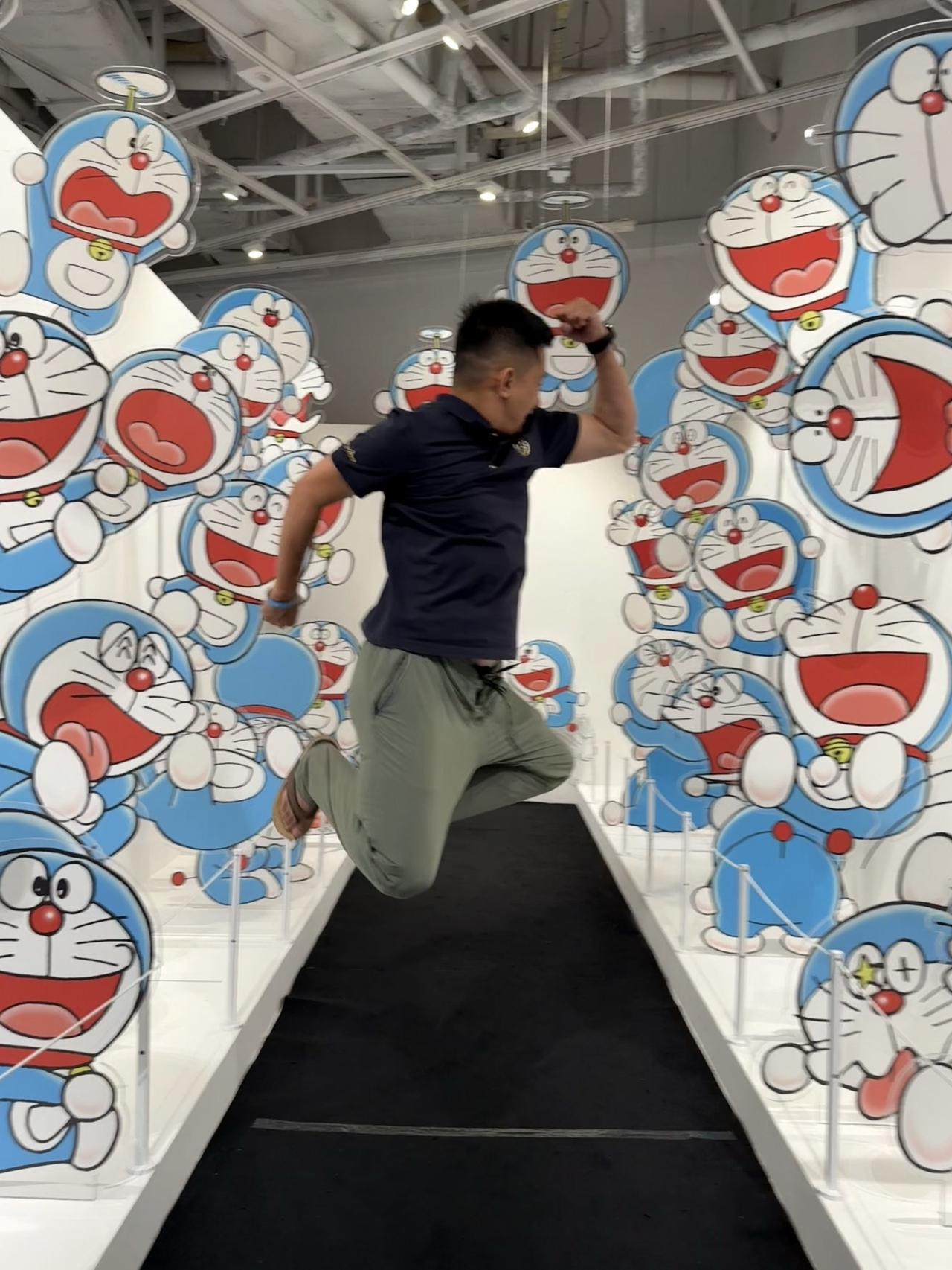 依稀记得，小时候没零花钱买书，跑去幼儿园门口书摊偷了小叮当的漫画回家看[捂脸]很