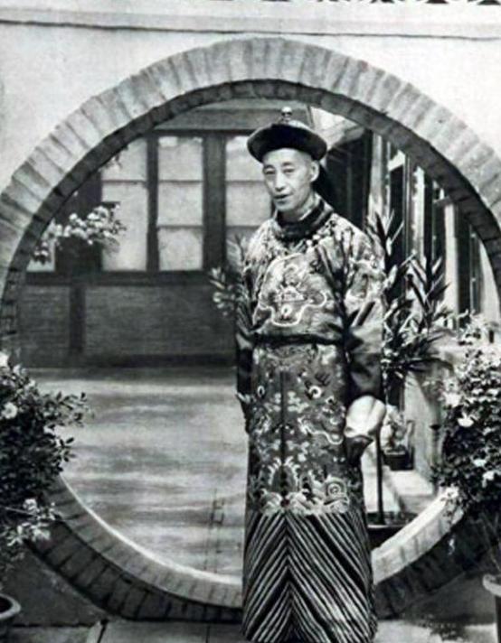 1926年，齐白石在北京购置了一个四合院，想要找一个看门人。一个晚清老太监主动上