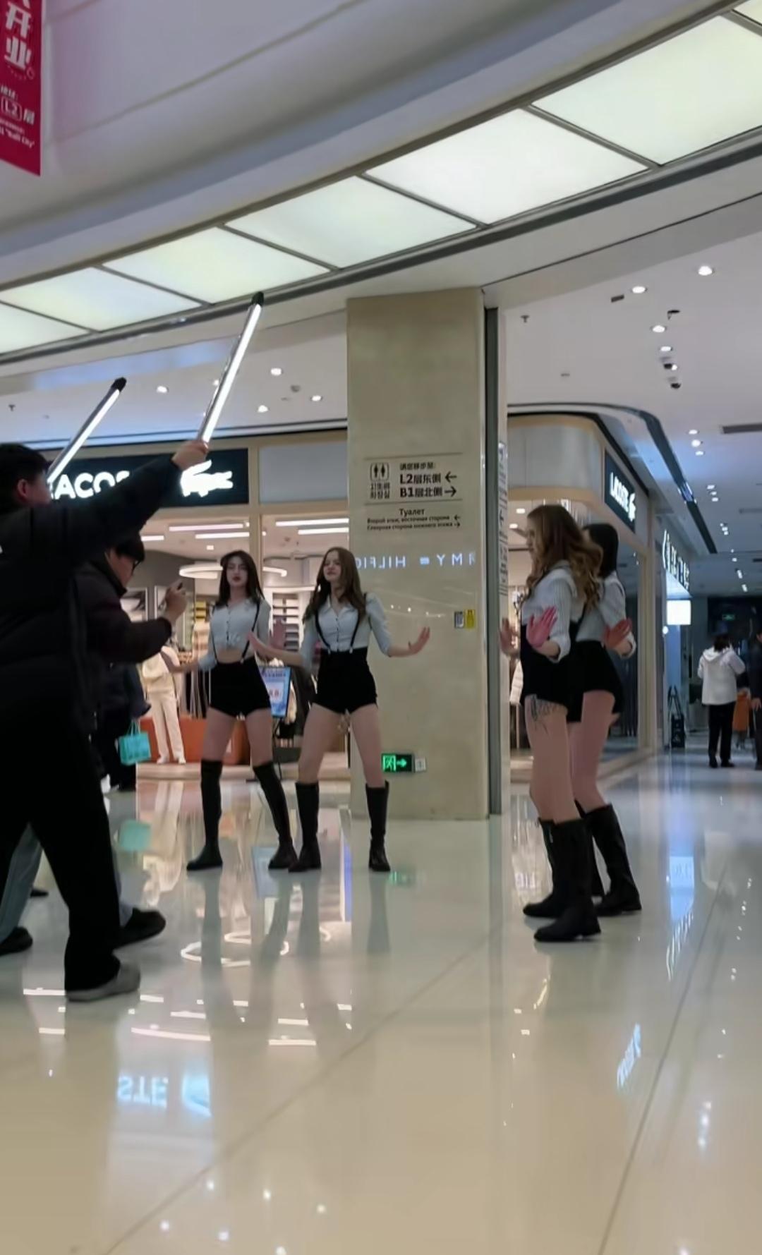 俄罗斯女孩不怕冷。
（如图所示）俄罗斯“乌拉”女团在拍摄热舞中，俄目前依然处于战