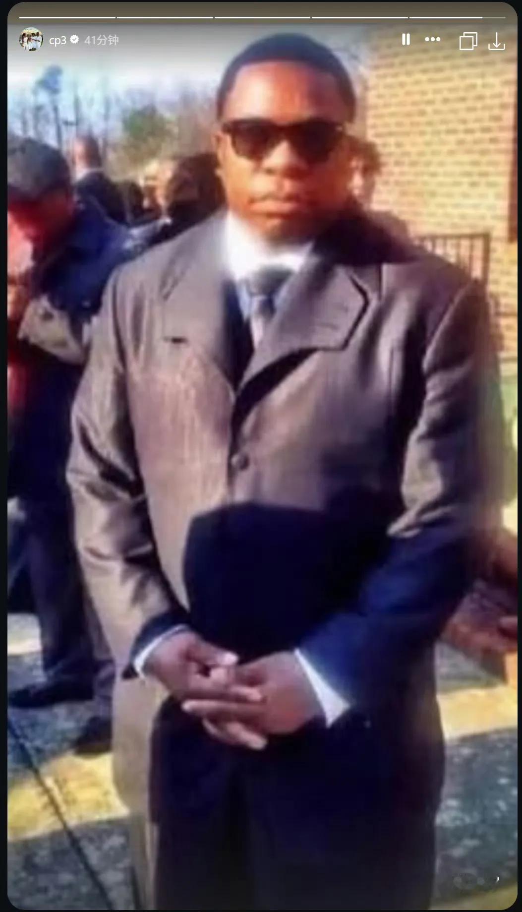 在快船被勇士通过附加赛淘汰后，保罗第一时间更新了社媒，晒出了这张照片。

这张梗