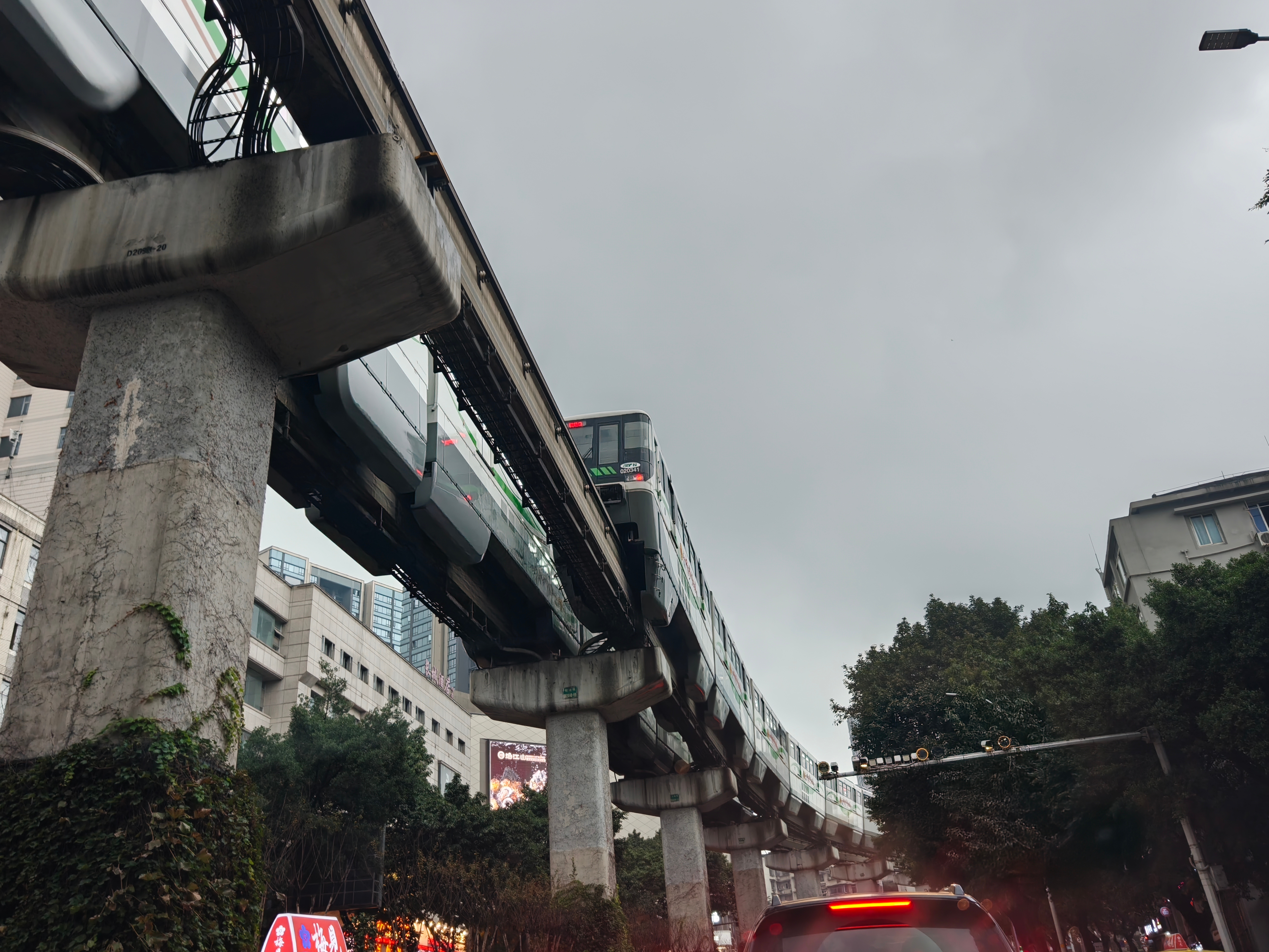 🚇两条轻轨在城市上空交错，像流动的音符划过天际，车窗外的风景匆匆后退，每一帧都