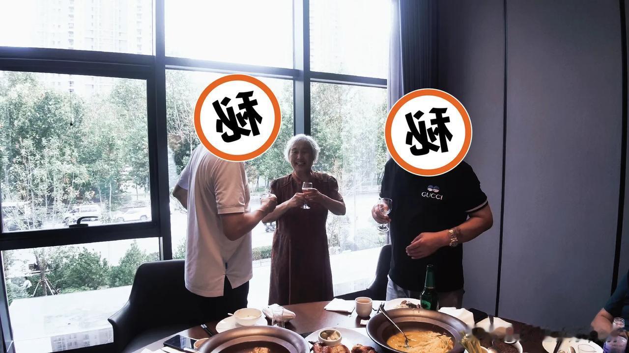 #干杯吧朋友#耄耋老师和花甲学生为节日干杯！感谢花甲学生一直记得他们的小学老师[