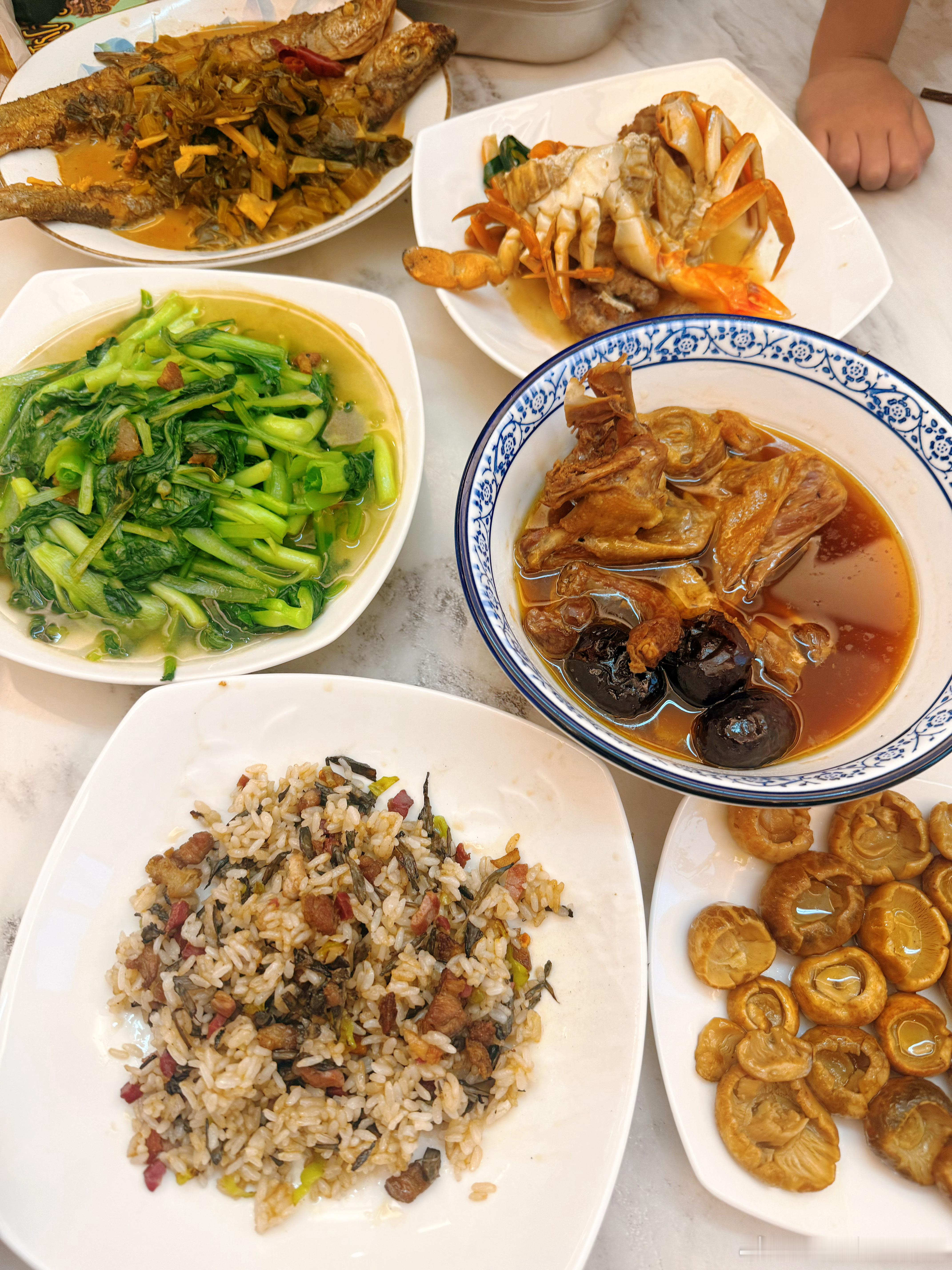 出去玩了两天，回家自己做的干巴菌炒饭，我妈做的家常饭，感觉外面再好的饭店也还是家