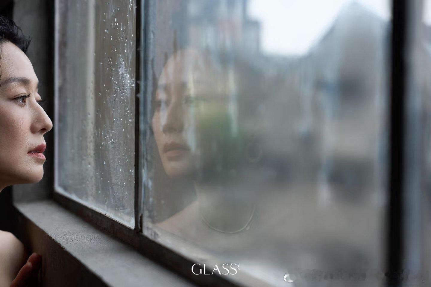 马伊琍《GLASS》中文版封面。喜欢图一的意境，雨季的故事感，温柔且坚定。马伊琍