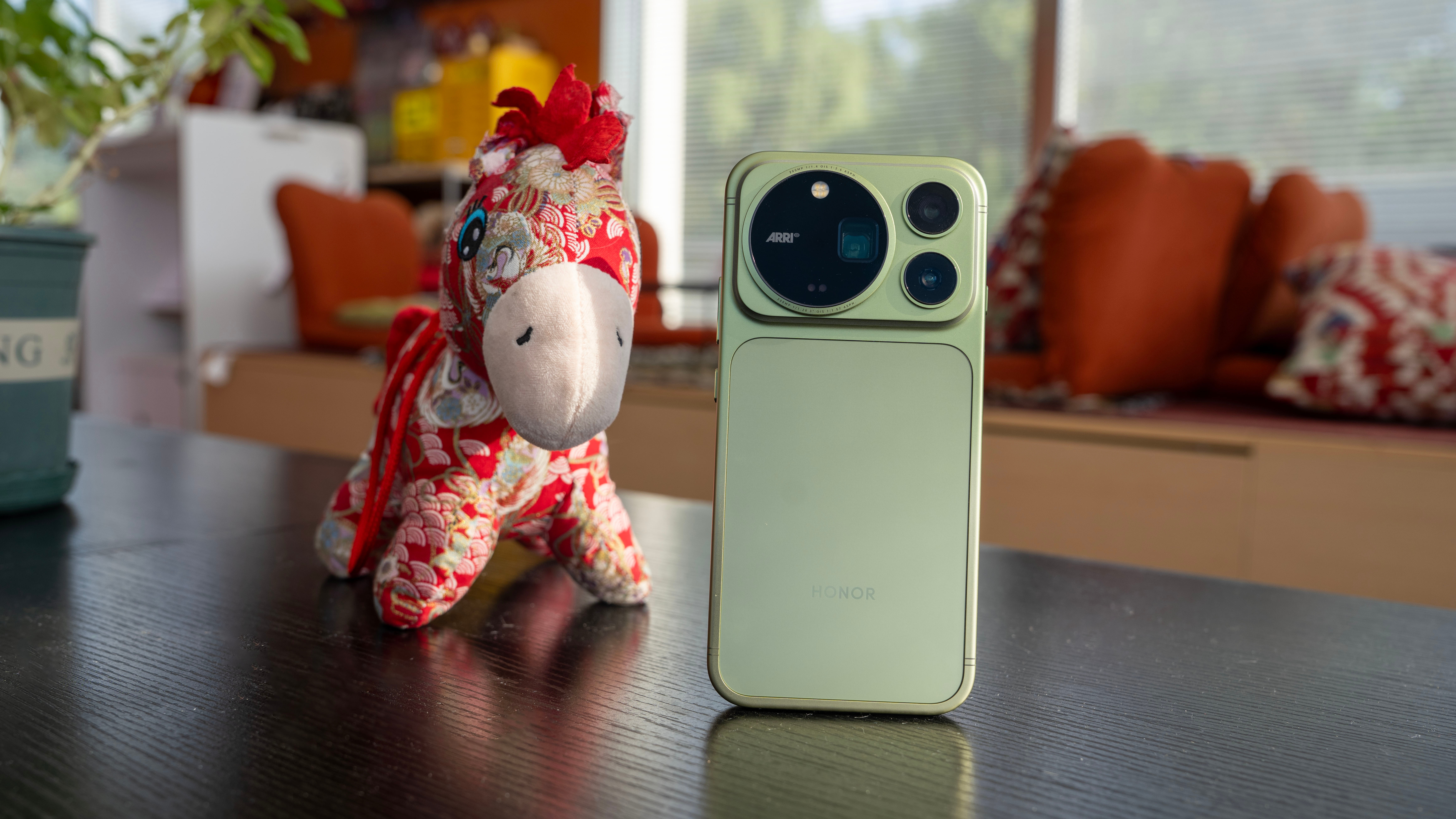 分享一组荣耀Magic9 Pro Max 苔青色实拍图。这个绿色，真机比海报图明