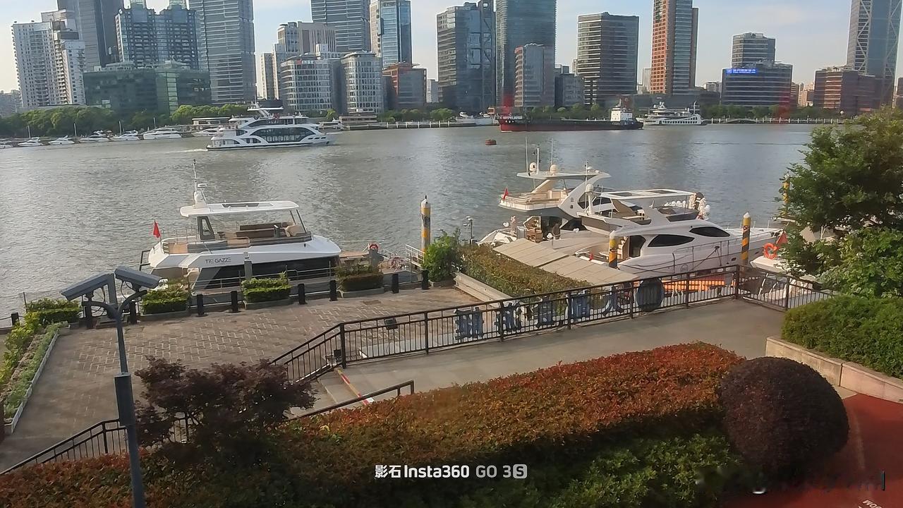我拍到的落日瞬间 
上海黄浦江滨江大道游艇码头的落日，
简直美到失语。
夕阳余晖