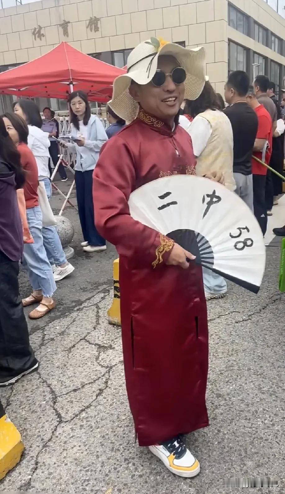 比高考还难的青岛中考来了！青岛中考生的家长不甘示弱，开启花式送考。

今天，青岛