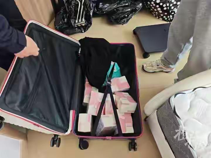 杭州男子清理出租屋，翻出“百万现金”吓得手抖！结局却让人哭笑不得

“看到那捆钱