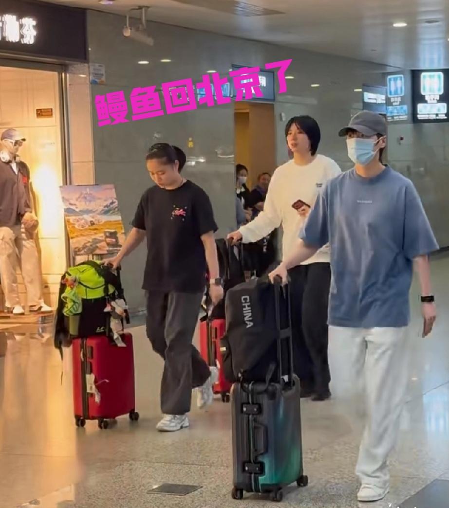 王曼昱结束成都封训回北京了！

现身成都机场，被这大高个姑娘又圈粉了，这姑娘果然