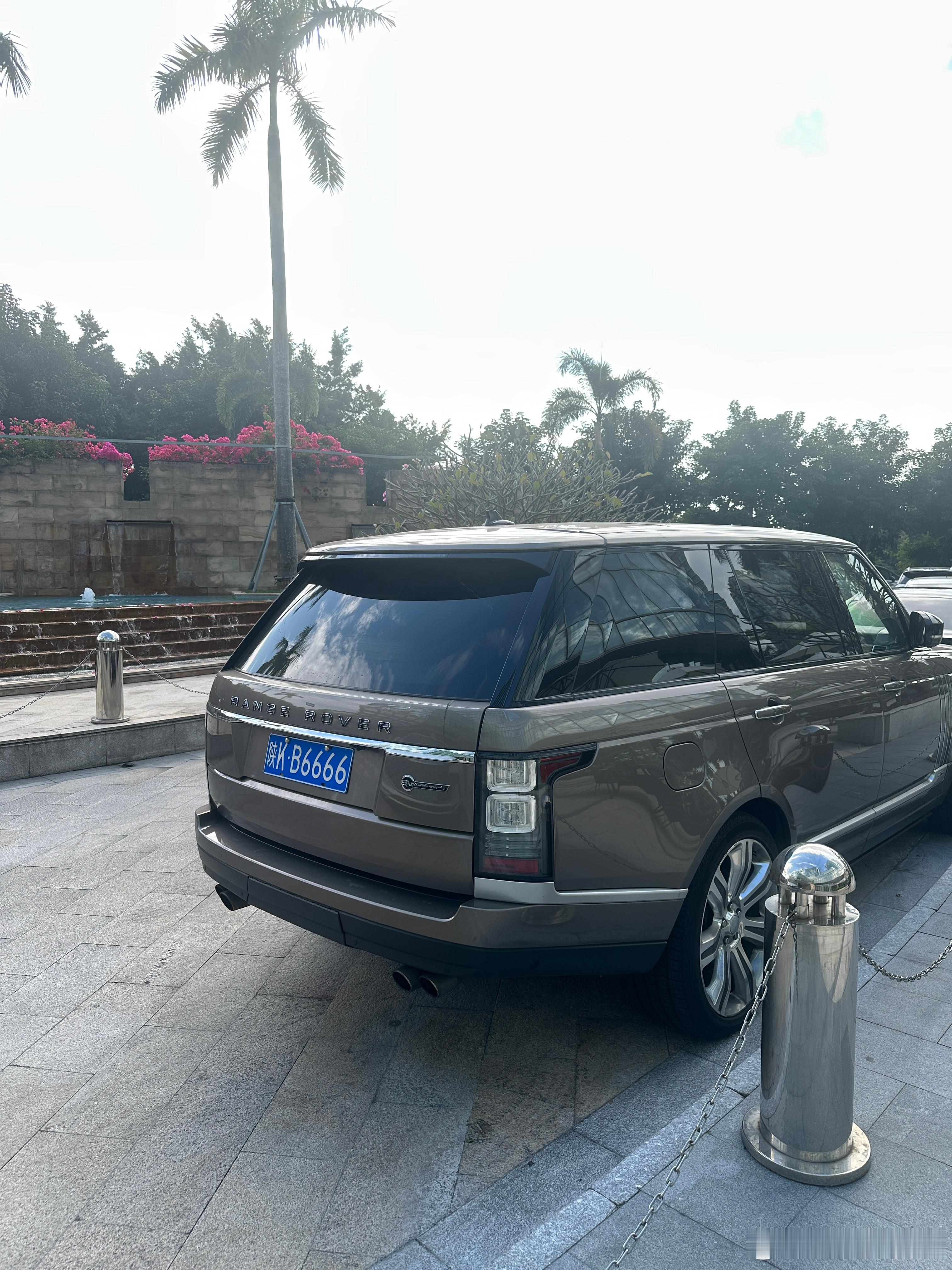 三百多万的路虎搭配6666的陕西车牌 这谁看了不想拍照🤳纪念一下菡菡子的日常