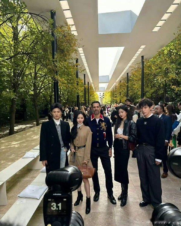陈哲远刘诗诗孙千王安宇Celine同框来了，都是帅哥美女[馋嘴][馋嘴]这种同框