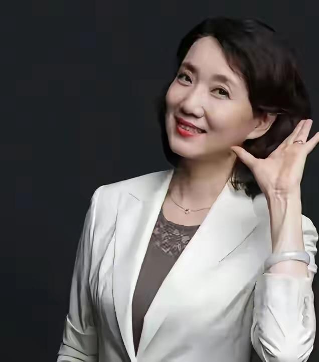 她被称作"央视最美主播"，主持《新闻联播》二十多年，端庄大气，是几代人记忆里的"