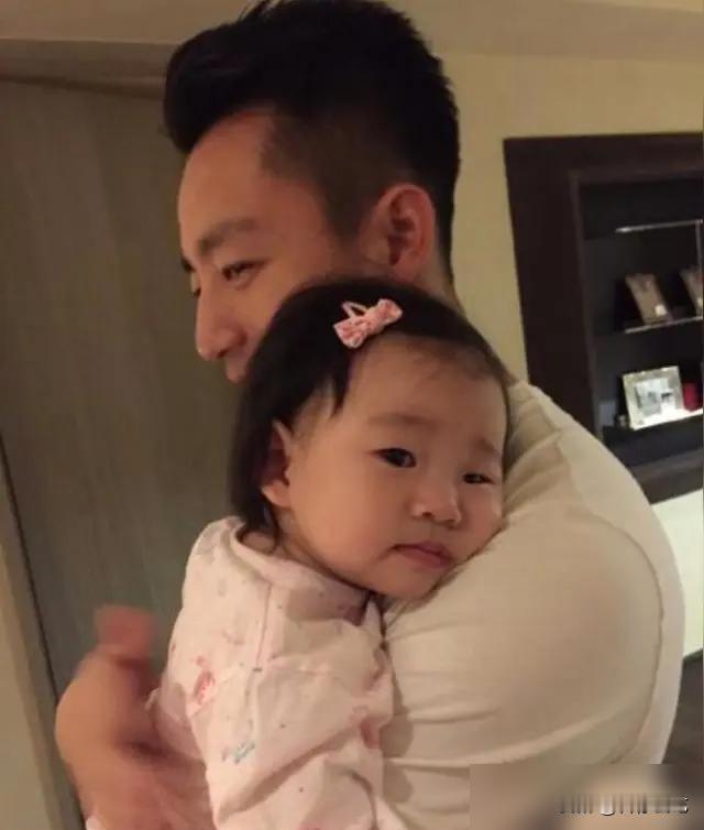 别再光顾着恭喜汪小菲了。
你得看清楚，这个正月初七出生的儿子，到底意味着什么。