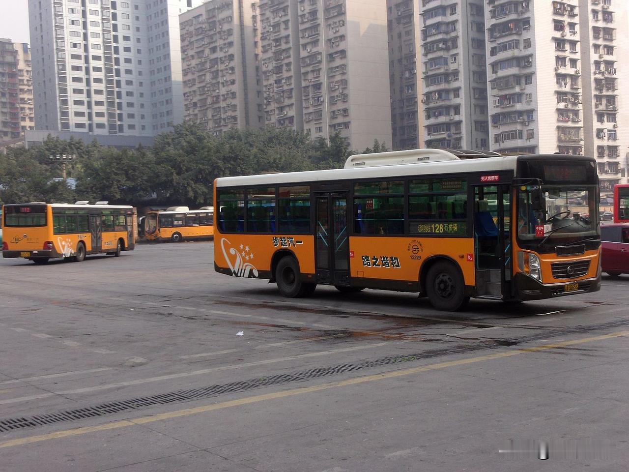 2013年在红旗河沟公交枢纽站拍到的重庆公交128路车，当时128路运行红旗河沟