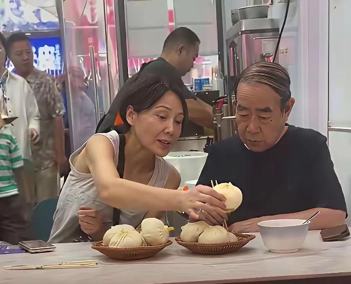 快75岁的人了，
饭量还可以，
还像当年在医院里一样，
被太太照顾着，
怎么看怎