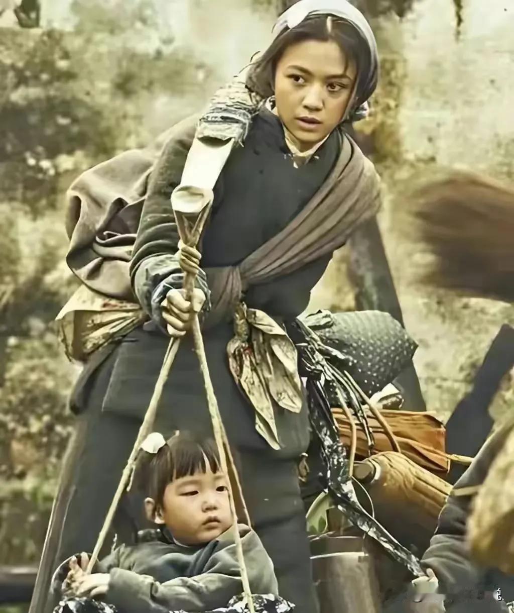 照片中的这个女子，是过去那个时代最受欣赏的女子，勤劳朴实，美丽大方，今天的人，欣