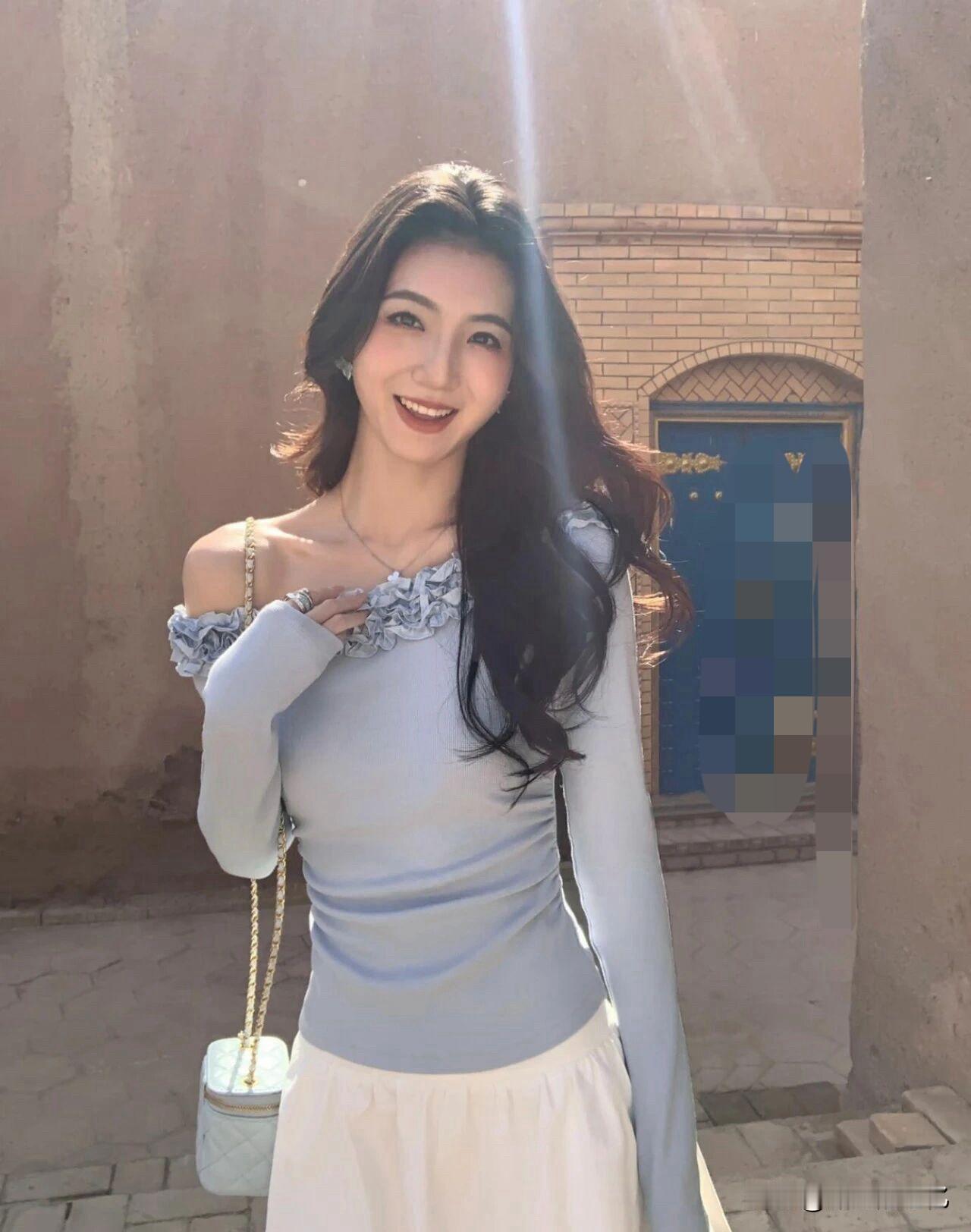 奶油蓝小衫自带氛围感，温柔到发光！[比心][比心][比心]
奶油感穿搭 奶油白穿