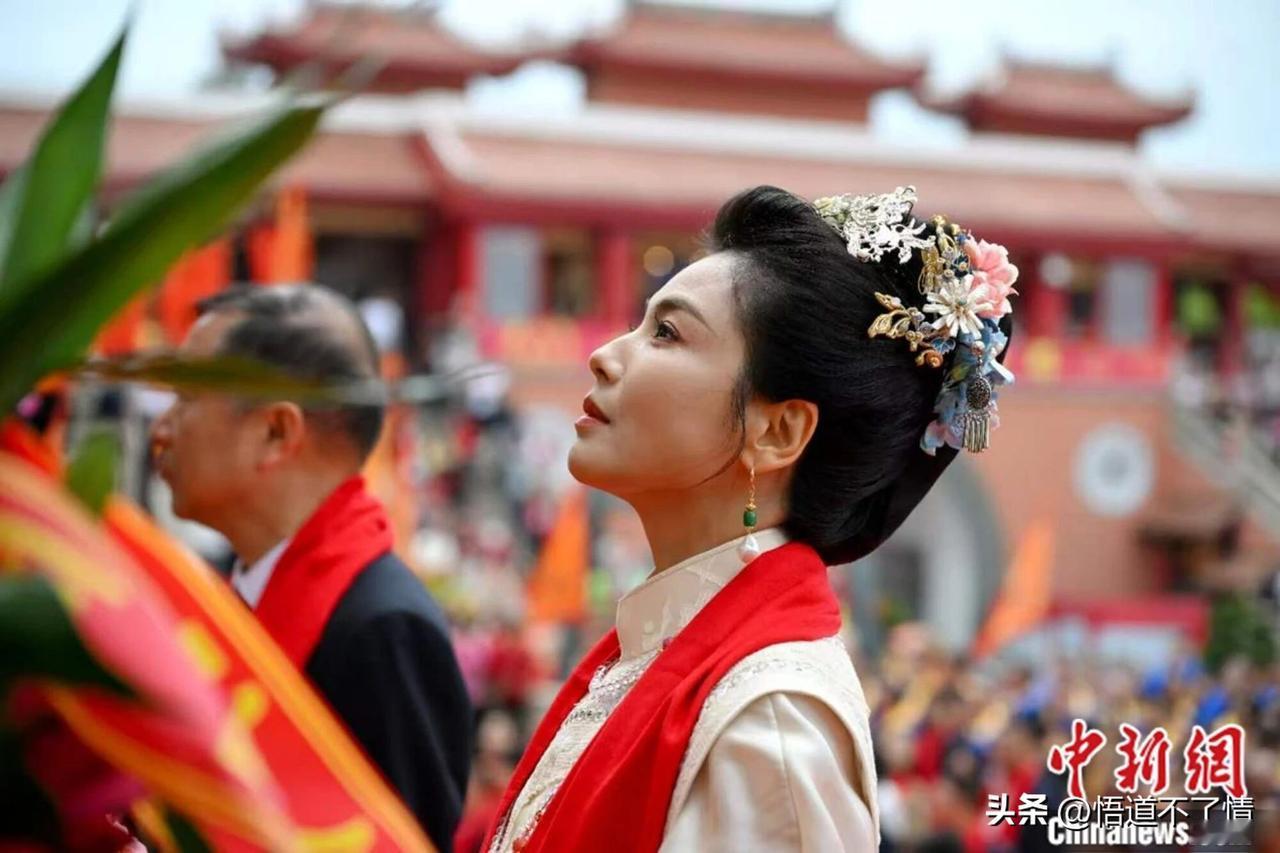 刘涛这次又在舆论中火了一把
之前，她勤奋演出《还珠格格》大火特火，后帮丈夫还债，