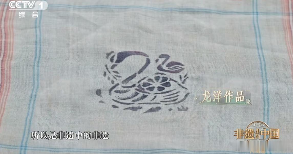 七旬奶奶用野草锤出花衣裳 一锤一捣皆是匠心，野草染就的花衣裳，自带清新质感，这门