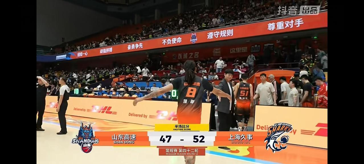 上海久事不愧是CBA常规赛冠军，这样的残阵还是打的山东高速男篮没有还手之力，山东