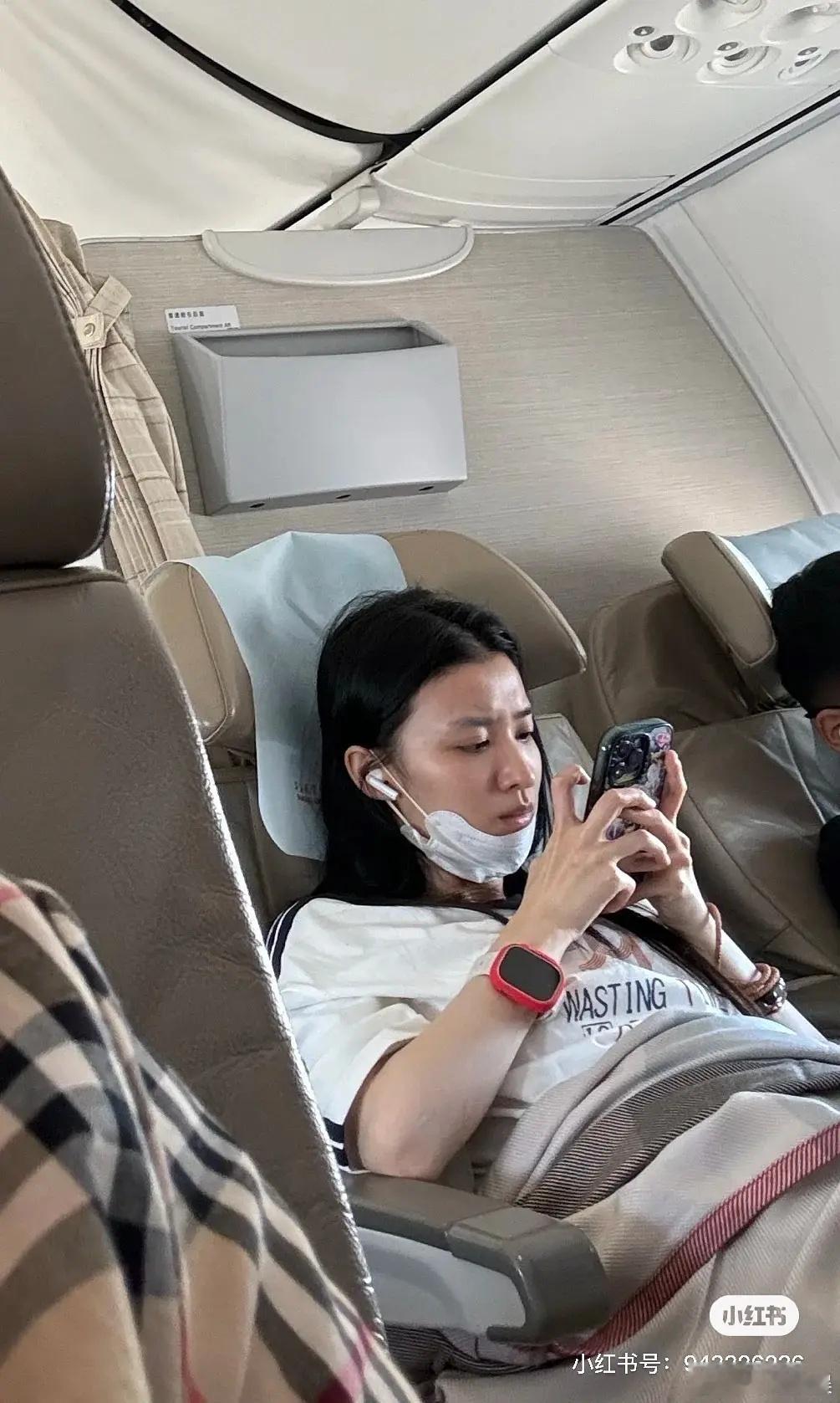 这竟然是王楚然[允悲]看来离了滤镜大家都是普通人啊 ​​​