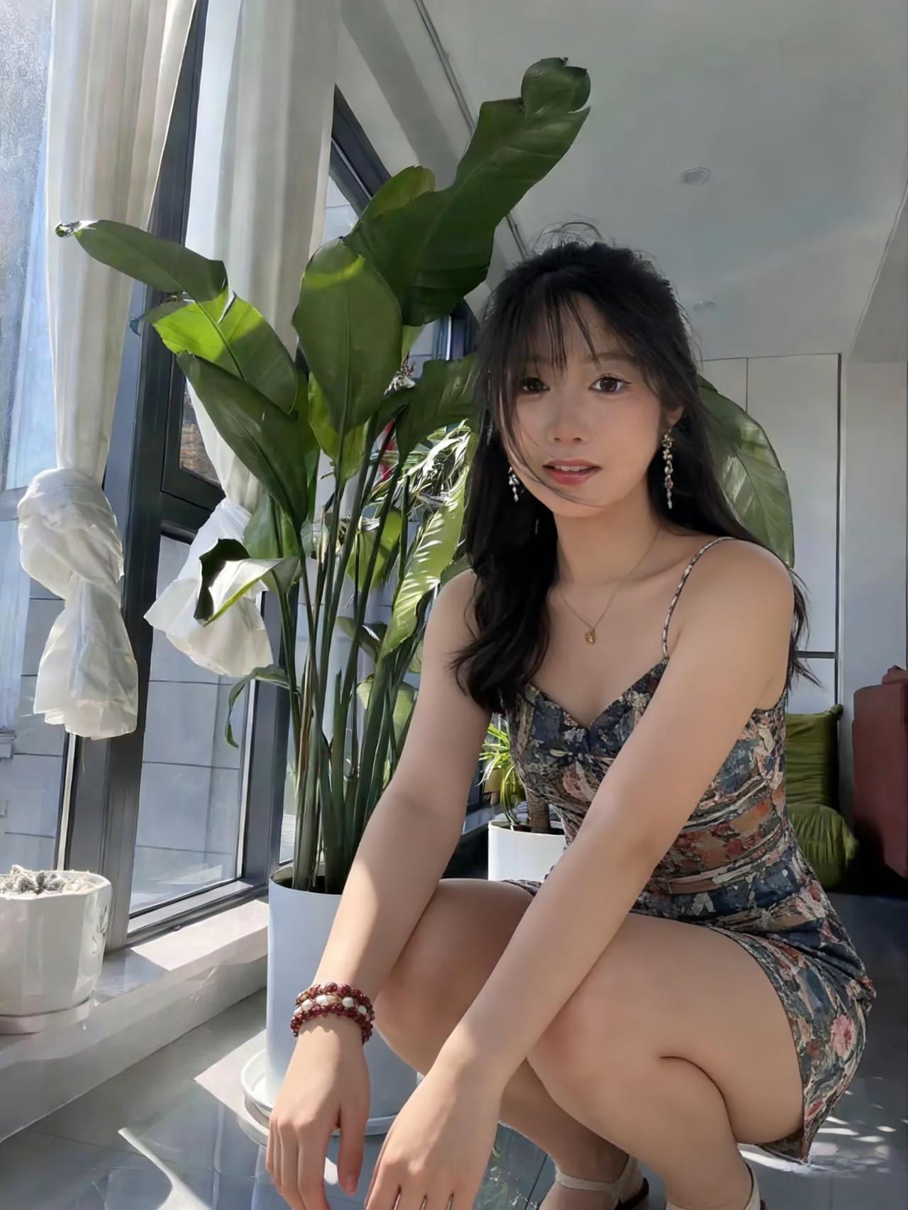 在钢筋和玻璃围起的方寸里
种一株舒展的绿
对抗窗外的喧嚣
碎花是贴在身上的烟火