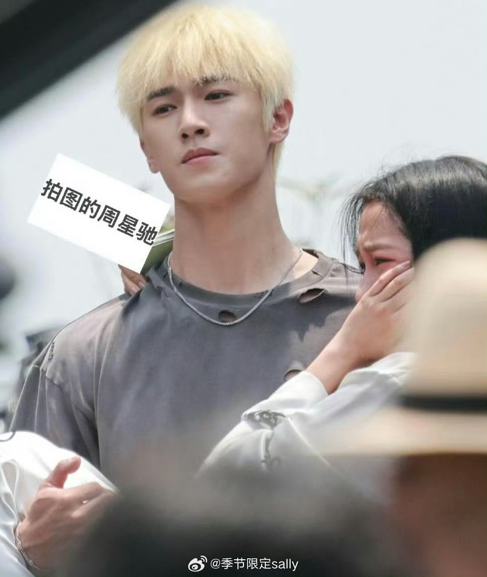 李昀锐公主抱关晓彤白发小李好帅呀，男友力满满，这个公主抱，狠狠心动了 ​​​