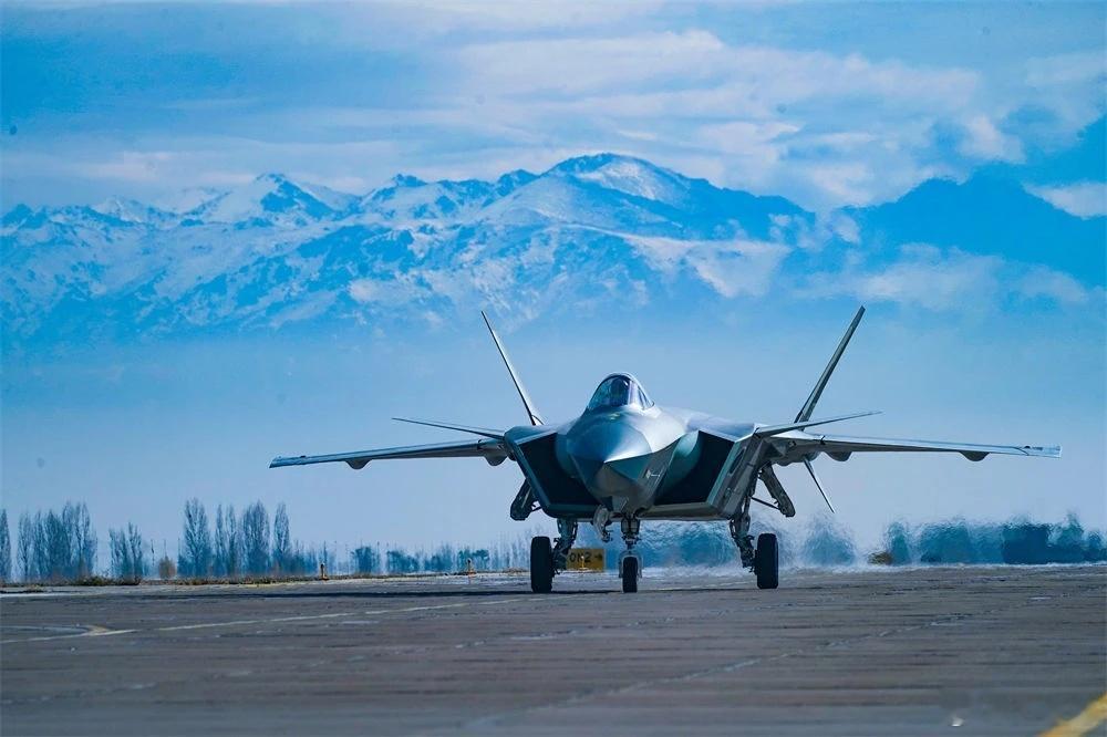空军航空兵某旅飞行一大队飞行员驾驶歼-20战机在陌生机场进行飞行训练（2023年