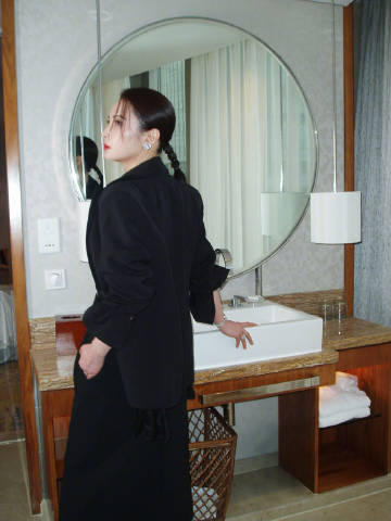 蒋勤勤贵女气质 每次看到蒋勤勤，都被她那份独特的气质吸引。黑色西装搭配她优雅的举