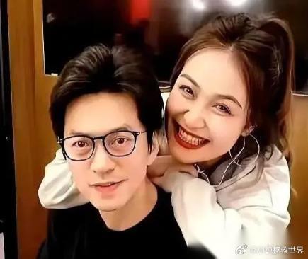孟小蓓，清华女博士，嫁给了歌手李健，但她不上班，每天在家喝茶、浇花。2026年开