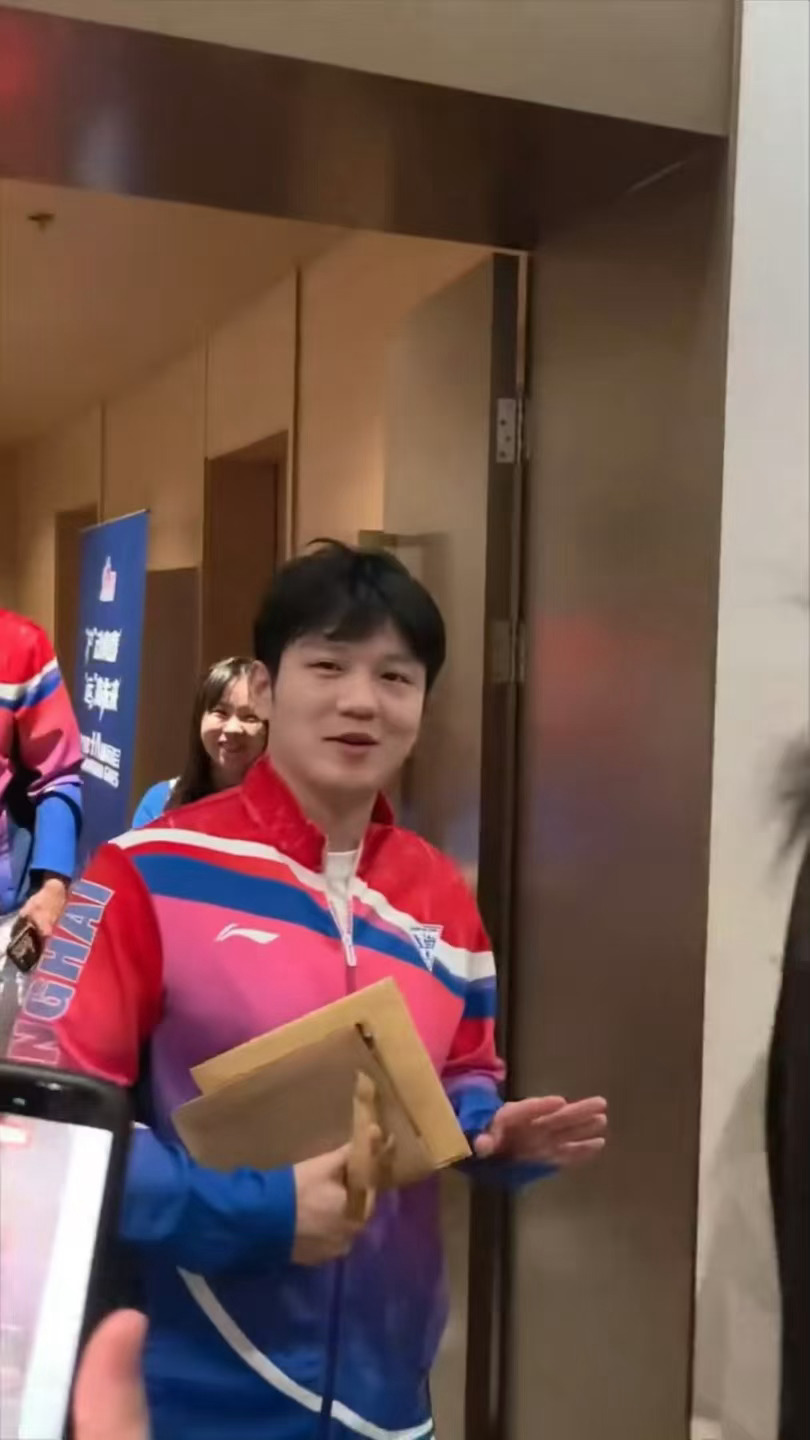 好受欢迎的宝宝后边小朋友是不是要签名、合影呢等我小了我也要樊振东
