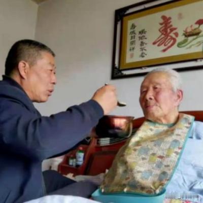2023年，湖北一快递员救下一位车祸老人，却遭老人女儿反咬一口，致使快递员负债1