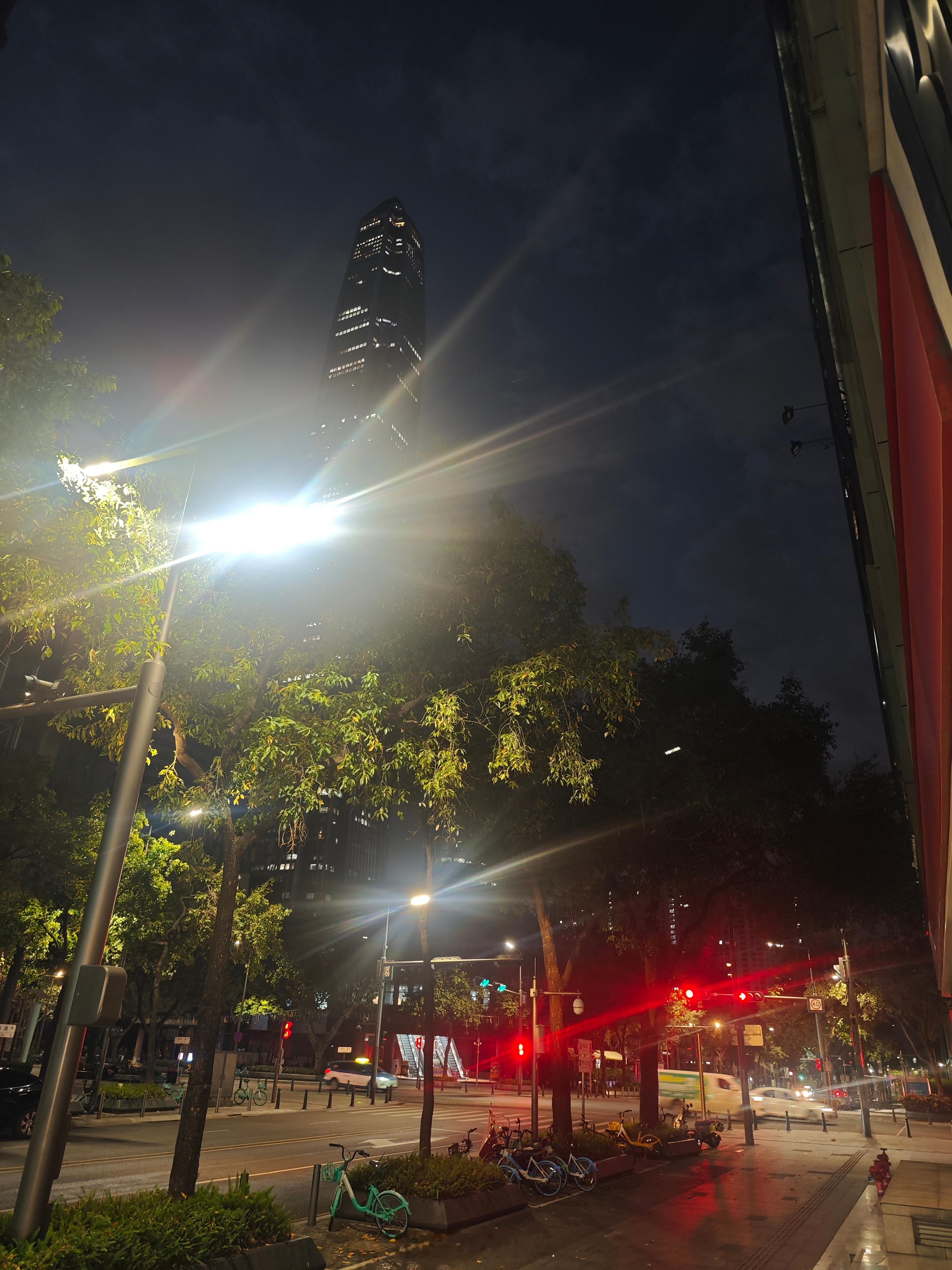 一听这些歌就知道快过年了 清晨6点，金融中心街道，要过年了早早开工，有一种执念: