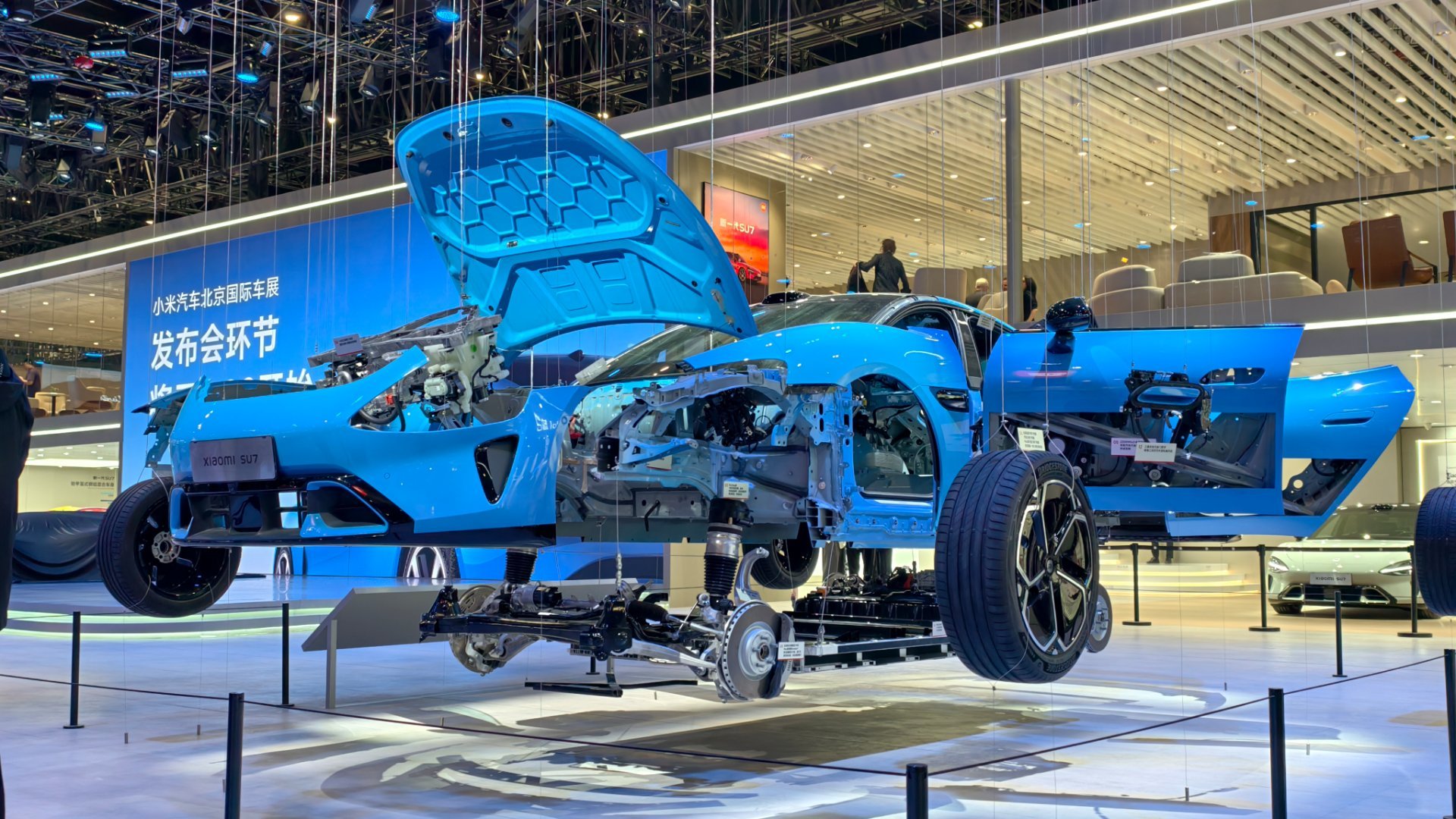 这是一组很有意思的牌局智己、福特、小米凑一块了拍到的智己在角落里的LS8，乍一看