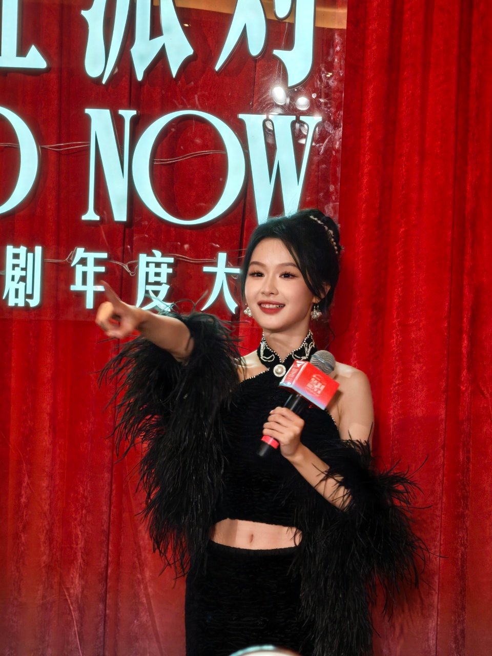 余茵腹肌线条余茵露腰余茵腹肌好好看啊，露腰造型太美了 