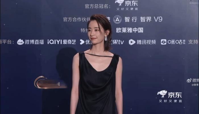 刘雅瑟给张天爱把脉这段后台小互动火速出圈，刘雅瑟从容施展把脉技能，一举一动都透着