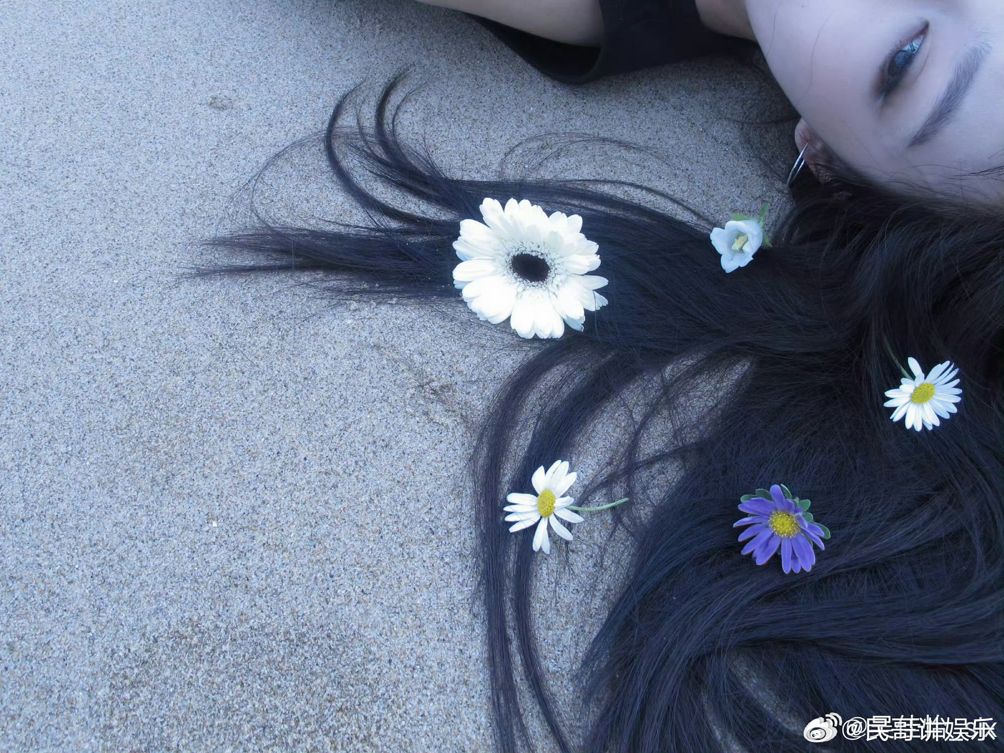 吴佳怡坠入夜色的他剧照 新剧角色冉清溪反差感十足，外表清冷疏离，内心却温柔细腻。