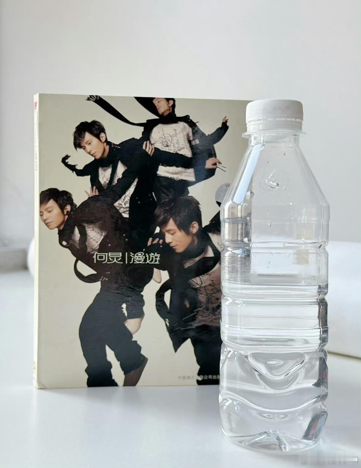 网友把何炅喝过的水保存了20年这是什么操作？以前听过拿矿泉水的没想到还有收藏的？